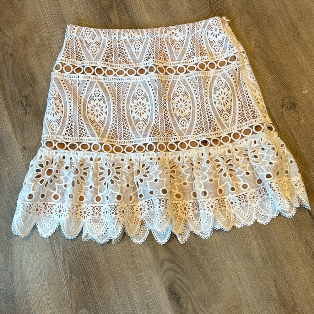Gorgeous Michael Kors Medallion Lined White Eyelet Lace Short Skirt